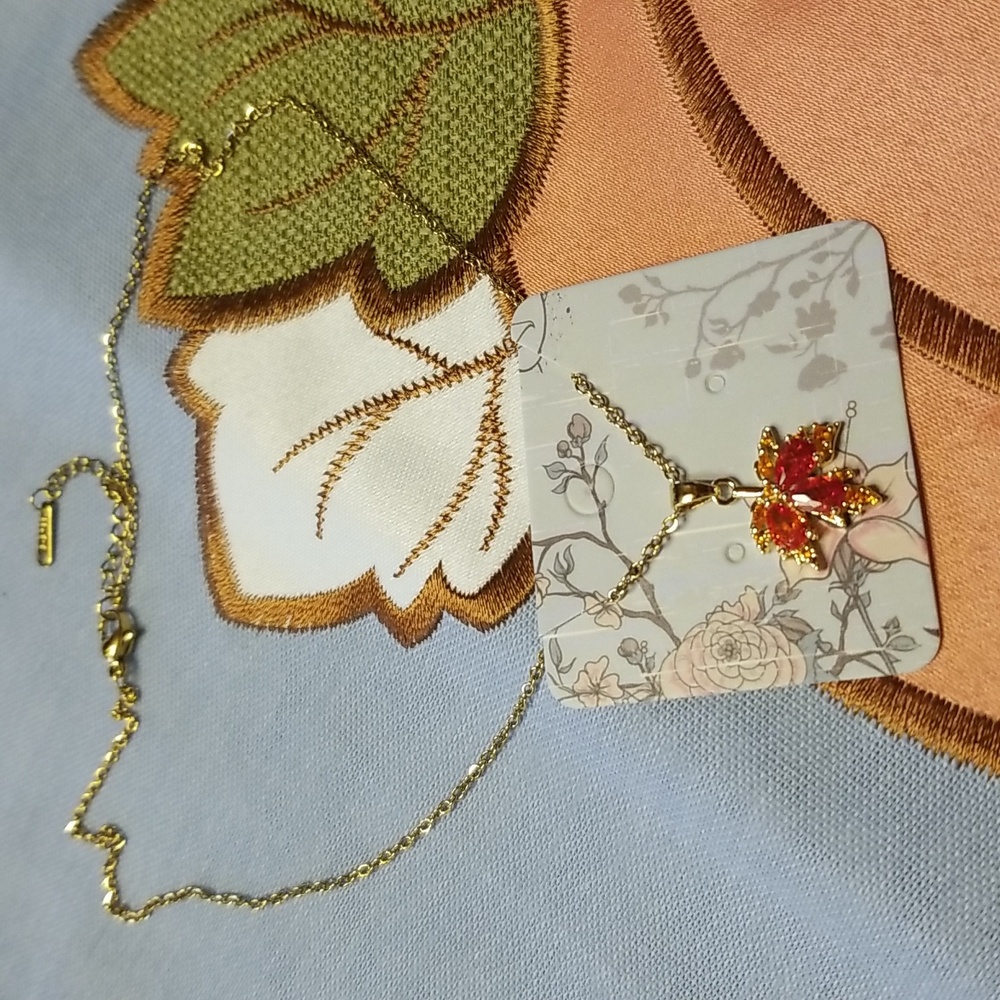 Beautiful New Maple leaf necklace